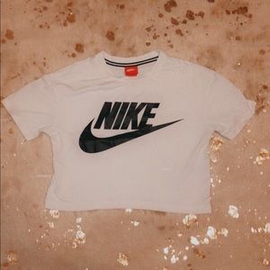 Cropped Nike tee